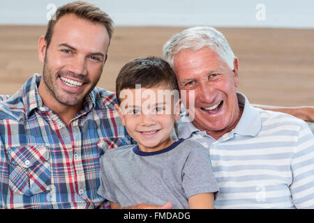 Vater, Sohn und Enkel auf sofa Stockfoto