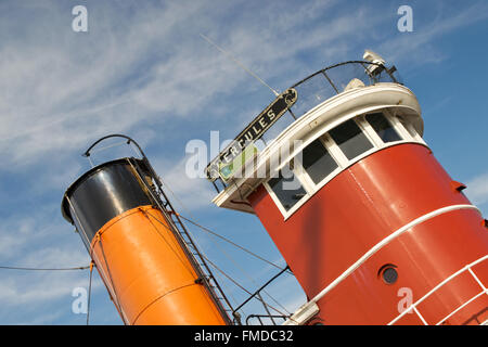 Hercules, angedockt an den Hafen von San Francisco, gegen den blauen Himmel Stockfoto