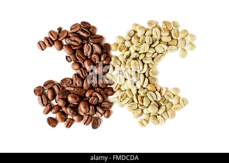 Rohe und geröstete Kaffeebohnen isoliert auf weiss. Stockfoto