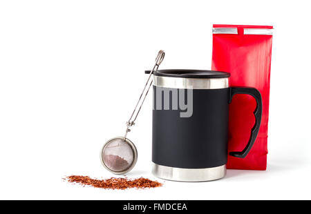 Schwarz isoliert Tasse mit drehbarem Deckel mit trinken Auslauf in der Nähe ein rotes Papier Tasche und Tee Brüheinheit isoliert auf weiss. Stockfoto