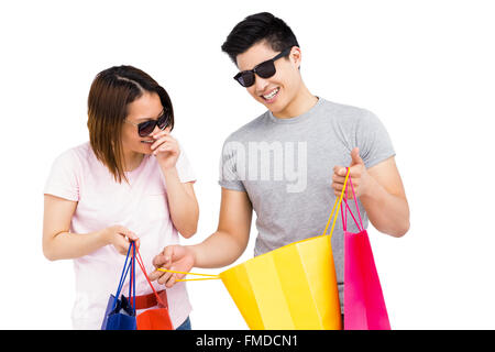 Junges Paar Holding Shopping bags Stockfoto