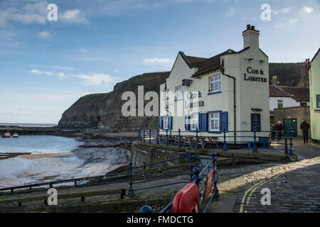 Der Kabeljau und Hummer Pub direkt am Strand in Staithes, North Yorkshire. Stockfoto