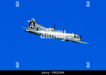 Blick auf ein WWII Boeing B29 Superfortress Bomber Flugzeug fliegt über Florida Stockfoto