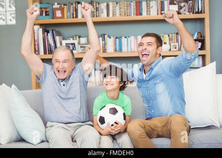 Glückliche Familie zu Hause genießen Stockfoto