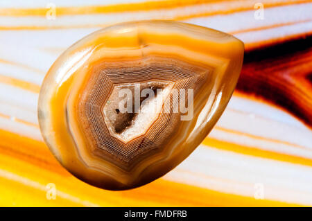 Natürlichen afrikanischen Onyx Druzy Achat Mineral Stein in Studioumgebung Stockfoto