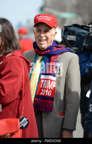 Saint Louis, Missouri, USA. 11. März 2016. Donald Trump steht in Zeile außerhalb des Peabody Opera House in Downtown Saint Louis Credit: Gino's Premium Bilder/Alamy Live News Stockfoto