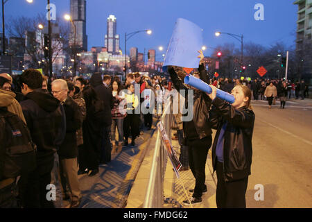 Chicago USA 11. März 2016. Tausende von Menschen, die eine Donald Trump-Kampagne-Rallye an der UIC Pavilion führen die Verschiebung der Rallye. Rallye-Teilnehmer-Linie bis auf Harrison Street vor die Rallye abgesagt wurde, während die zwei junge Frau schreien Unterstützung für Bernie Sanders. Viele Teilnehmer waren in der Tat, Demonstranten und nicht Trumpf Anhänger. Während Herr Trump, dass die Rallye behauptete auf Drängen des Chicago Police Department abgebrochen wurde, ist es inzwischen gezeigt, dass Herr Trump selbst das Ereignis abgebrochen. Bildnachweis: Todd Bannor/Alamy Live-Nachrichten Stockfoto