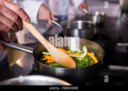 Nahaufnahme des Küchenchefs, die Zubereitung von Speisen Stockfoto