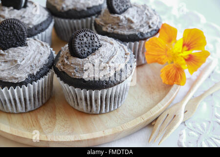 Hausgemachte dunkle Schokolade Cupcakes mit Cookie und Creme Zuckerguss Stockfoto