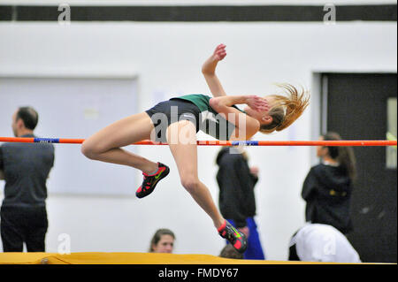 Ein High School Athlet versucht, den hohen Sprung bar zu löschen Bei einem Indoor treffen. USA. Stockfoto