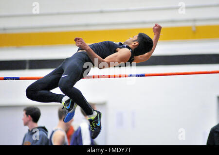 Ein High School Athlet versucht, den hohen Sprung bar zu löschen Bei einem Indoor treffen. USA. Stockfoto