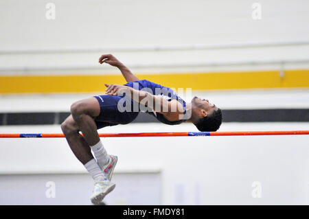 Ein High School Athlet versucht, den hohen Sprung bar zu löschen Bei einem Indoor treffen. USA. Stockfoto