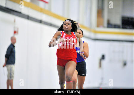 Ein High School runner Abschluss ein Bein von 4 x 160-m-Relais Ereignis, das während der Indoor treffen. USA. Stockfoto