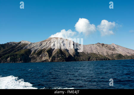 Dampf steigt aus dem Krater des White Island, ein Vulkan 48 km vor der Küste Neuseelands in der Bay of Plenty. Stockfoto