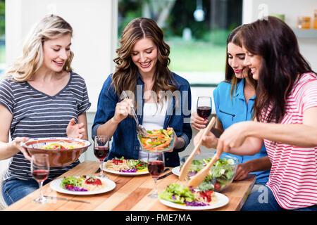 Lächelnd Freunde in Essen Stockfoto