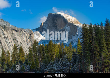 Schöne Half Dome im Yosemite National Park Winter mit Schnee bedeckt Stockfoto