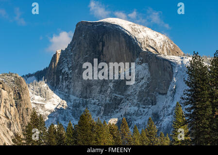 Schöne Half Dome im Yosemite National Park Winter mit Schnee bedeckt Stockfoto