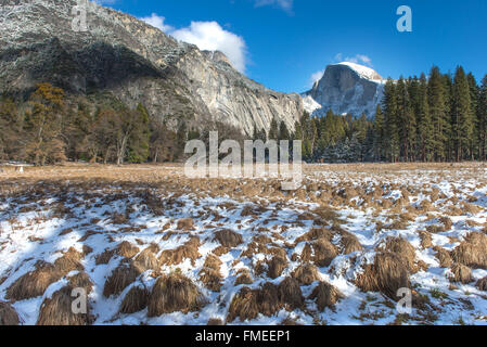 Schöne Half Dome im Yosemite National Park Winter mit Schnee bedeckt Stockfoto