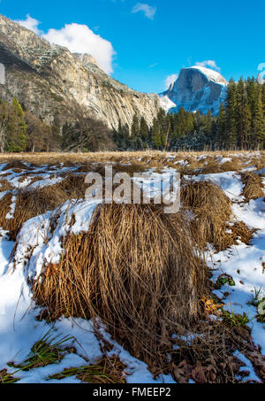 Schöne Half Dome im Yosemite National Park Winter mit Schnee bedeckt Stockfoto