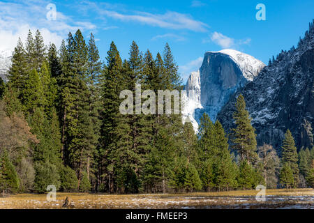 Schöne Half Dome im Yosemite National Park Winter mit Schnee bedeckt Stockfoto