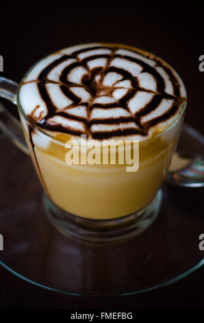 ein Glas heißen Latte Art Kaffee Stockfoto