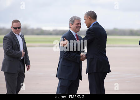 Präsident Barack Obama kommt am Flughafen Austin, Austin Bürgermeister Steve Adler vor bei SXSW interactive Konferenz begrüßt Stockfoto