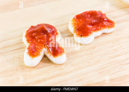 Zutaten für das Kochen Pizza Cartoon auf Holztisch. Stockfoto