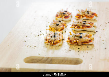 Zutaten für das Kochen Pizza Cartoon auf Holztisch. Stockfoto