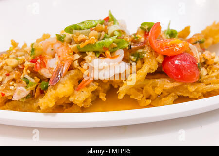 Thailändische Küche (Yum Sam Grob): Knusprige Fisch Maw in würziger Salat Stockfoto