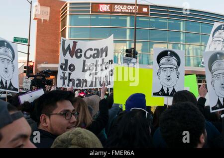 Chicago, USA. 11. März 2016. Demonstranten halten Anti-Donald Trump Plakate außerhalb der University of Illinois (UIC) in Chicago-Pavillon in Chicago, USA, am 11. März 2016. Bildnachweis: He Xianfeng/Xinhua/Alamy Live-Nachrichten Stockfoto