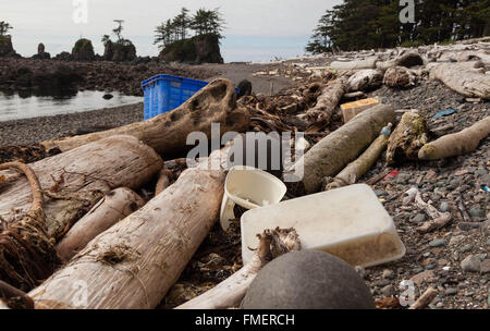 Kunststoff Washed up am einsamen Strand, Cape Scott Provincial Park, Vancouver Island, Britisch-Kolumbien Stockfoto