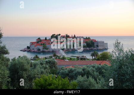 Die befestigte mittelalterliche Stein Dorf von Sveti Stefan an der Adria in Montenegro Stockfoto