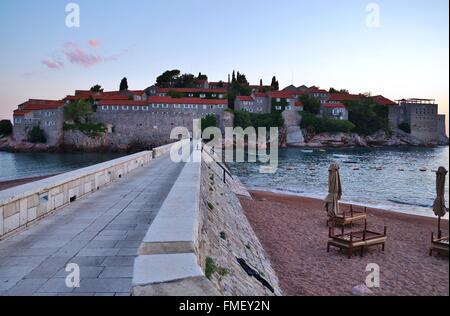 Die befestigte mittelalterliche Stein Dorf von Sveti Stefan an der Adria in Montenegro Stockfoto