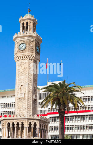 Historischen Uhrturm unter blauen Himmel, es war im Jahr 1901 erbaut und als offizielles Symbol der Stadt Izmir, Türkei Stockfoto