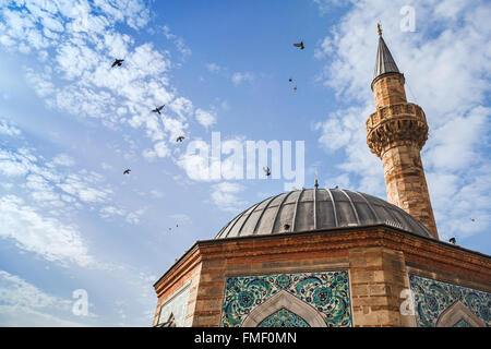 Tauben fliegen über antike Camii Moschee. Konak Square, Izmir, Türkei Stockfoto