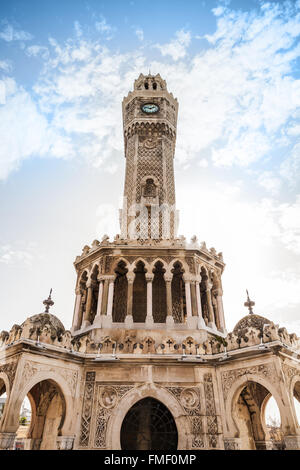 Historischen Uhrturm unter bewölktem Himmel wurde 1901 erbaut und als offizielles Symbol der Stadt Izmir, Türkei Stockfoto