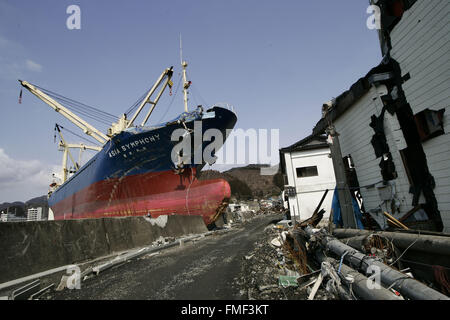 Kamaishi, Iwate Präfektur, Japan. 25. März 2011. Das Schiff "Asien-Sinfonie" Strang nach Anheben der Promenade des Docks in der Nähe von Schutt und Schlamm bedeckt am Tsunami traf zerstörte Mine Stadt in Kamaishi am 25. März 2011, Japan. Am 11. März 2011 erschütterte ein Erdbeben mit einer Magnitude von 9.0, der größte in der aufgezeichneten Geschichte der Nation und einer der mächtigsten jemals aufgenommen, auf der ganzen Welt fünf Japan. Innerhalb einer Stunde nach dem Erdbeben wurden Städte, die das Ufer gesäumt von einem gewaltigen Tsunami, verursacht durch die Energie, die durch das Erdbeben abgeflacht. Mit Wellen von bis zu vier oder fünf Meter hoch sie Stockfoto