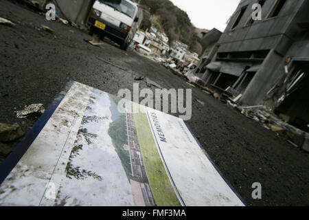 Kamaishi, Iwate Präfektur, Japan. 25. März 2011. Eine Ansicht von Schutt und Schlamm bedeckt am Tsunami traf zerstörte Mine Stadt in Kamaishi am 25. März 2011, Japan. Am 11. März 2011 erschütterte ein Erdbeben mit einer Magnitude von 9.0, der größte in der aufgezeichneten Geschichte der Nation und einer der mächtigsten jemals aufgenommen, auf der ganzen Welt fünf Japan. Innerhalb einer Stunde nach dem Erdbeben wurden Städte, die das Ufer gesäumt von einem gewaltigen Tsunami, verursacht durch die Energie, die durch das Erdbeben abgeflacht. Mit Wellen von bis zu vier oder fünf Meter hoch stürzte sie durch Zivilisten Häuser, Städte und Felder. (Kredit Imag Stockfoto