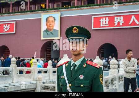 Ein chinesischer Soldat steht Wache vor dem Tor des himmlischen Friedens Stockfoto