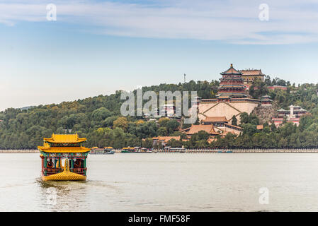 Touristen besuchen den Sommerpalast sind über dem Kunming-See auf einem Motorboot transportiert. Stockfoto