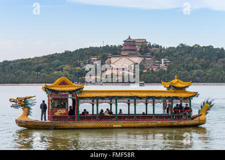 Touristen auf einem Drachenboot schwimmt auf dem Kunming-See, Beijing, China. Stockfoto