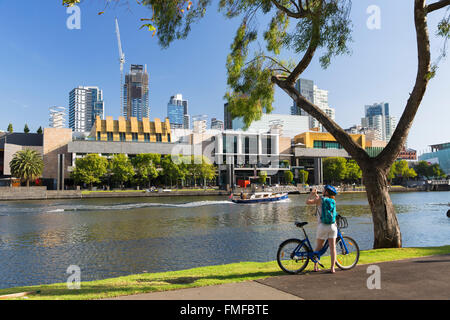 Frau, Radfahren entlang der Yarra River, Melbourne, Victoria, Australien Stockfoto