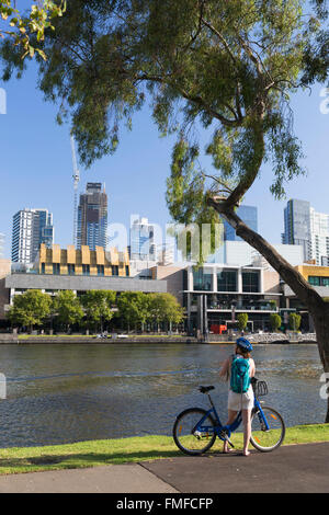 Frau, Radfahren entlang der Yarra River, Melbourne, Victoria, Australien Stockfoto