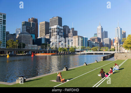 Blick auf die Skyline von Melbourne entlang Yarra River, Melbourne, Victoria, Australien Stockfoto