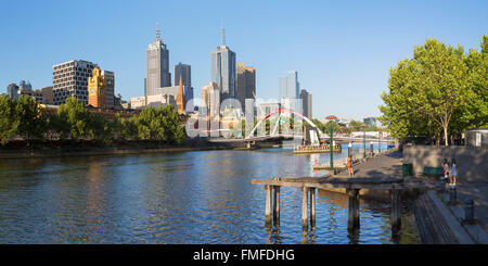 Skyline von Melbourne entlang Yarra River, Melbourne, Victoria, Australien Stockfoto