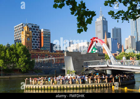 Bar unter Evan Walker Brücke am Yarra River, Melbourne, Victoria, Australien Stockfoto