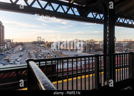 Astoria, New York - Blick 11. März 2016 von der erhöhten u-Bahnstation mit der Triborough Bridge in der Ferne. Stockfoto