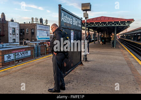 Astoria, New York, 11. März 2016 - Passagiere warten auf den N-Zug auf einer erhöhten Plattform in Queens. Stockfoto