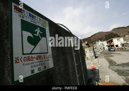 Kamaishi, Iwate Präfektur, Japan. 25. März 2011. Eine Ansicht von Schutt und Schlamm bedeckt am Tsunami traf zerstörte Mine Stadt in Kamaishi am 25. März 2011, Japan. Am 11. März 2011 erschütterte ein Erdbeben mit einer Magnitude von 9.0, der größte in der aufgezeichneten Geschichte der Nation und einer der mächtigsten jemals aufgenommen, auf der ganzen Welt fünf Japan. Innerhalb einer Stunde nach dem Erdbeben wurden Städte, die das Ufer gesäumt von einem gewaltigen Tsunami, verursacht durch die Energie, die durch das Erdbeben abgeflacht. Mit Wellen von bis zu vier oder fünf Meter hoch stürzte sie durch Zivilisten Häuser, Städte und Felder. (Kredit Imag Stockfoto