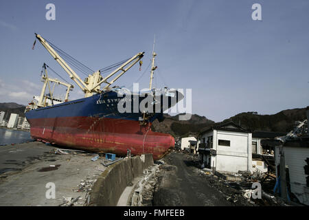 Kamaishi, Iwate Präfektur, Japan. 25. März 2011. Das Schiff "Asien-Sinfonie" Strang nach Anheben der Promenade des Docks in der Nähe von Schutt und Schlamm bedeckt am Tsunami traf zerstörte Mine Stadt in Kamaishi am 25. März 2011, Japan. Am 11. März 2011 erschütterte ein Erdbeben mit einer Magnitude von 9.0, der größte in der aufgezeichneten Geschichte der Nation und einer der mächtigsten jemals aufgenommen, auf der ganzen Welt fünf Japan. Innerhalb einer Stunde nach dem Erdbeben wurden Städte, die das Ufer gesäumt von einem gewaltigen Tsunami, verursacht durch die Energie, die durch das Erdbeben abgeflacht. Mit Wellen von bis zu vier oder fünf Meter hoch sie Stockfoto